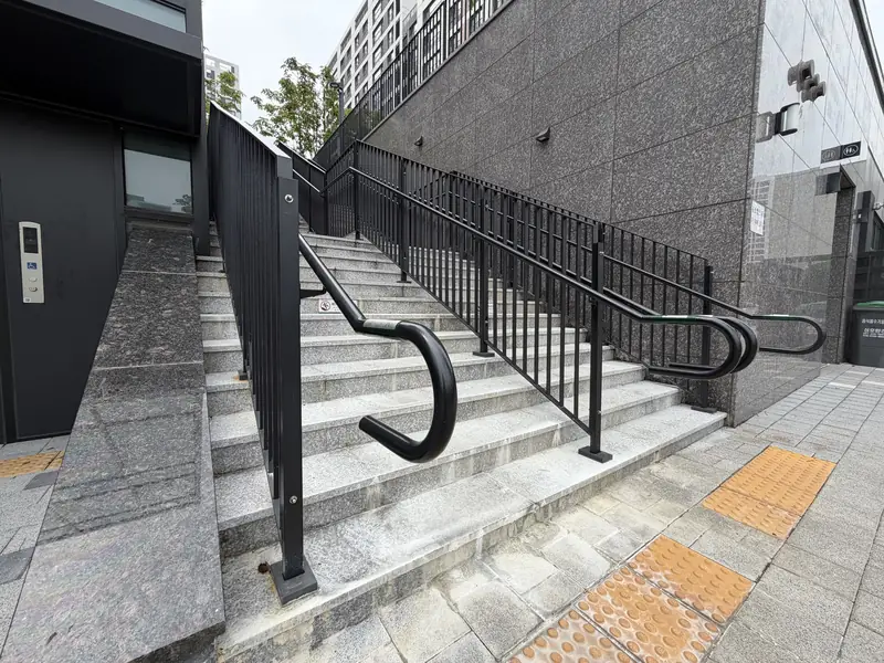 동탄계단난간수리 동탄 상업지구 외부 난간 방청 도장