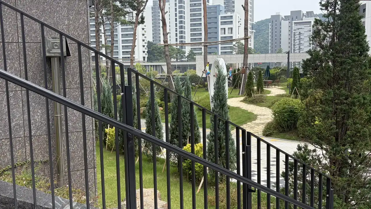 계단난간수리 현장의 견고하게 고정된 스텐 핸드레일